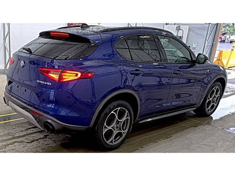 2022 Alfa Romeo Stelvio Ti photo 4