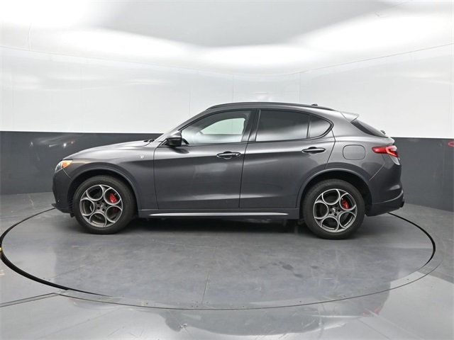2022 Alfa Romeo Stelvio Ti photo 2