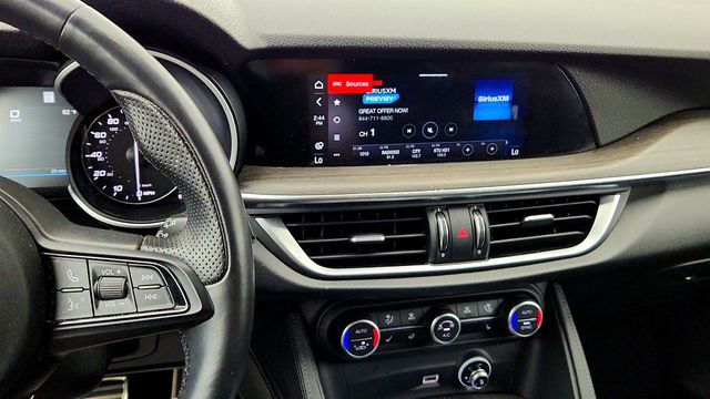 2022 Alfa Romeo Stelvio Ti AWD w/ Active Assist Plus Pkg & Vesuvio-Gray Appearance Kit - 23029958 - 17