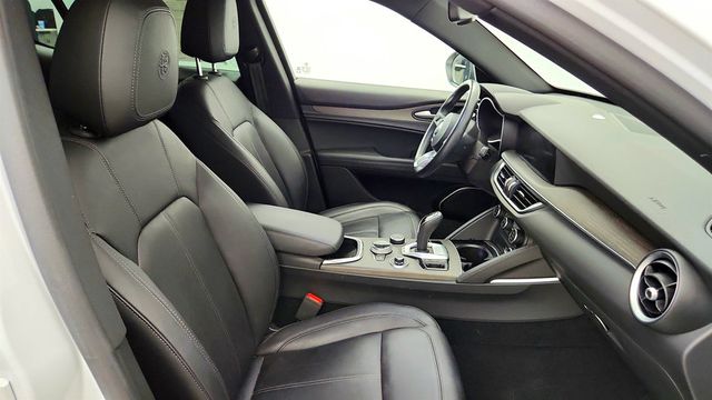 2022 Alfa Romeo Stelvio Ti AWD w/ Active Assist Plus Pkg & Vesuvio-Gray Appearance Kit - 23029958 - 23
