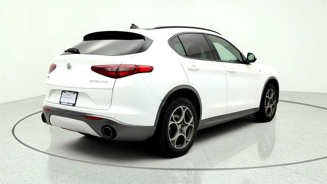 2022 Alfa Romeo Stelvio Ti AWD w/ Active Assist Plus Pkg & Vesuvio-Gray Appearance Kit - 23029958 - 4