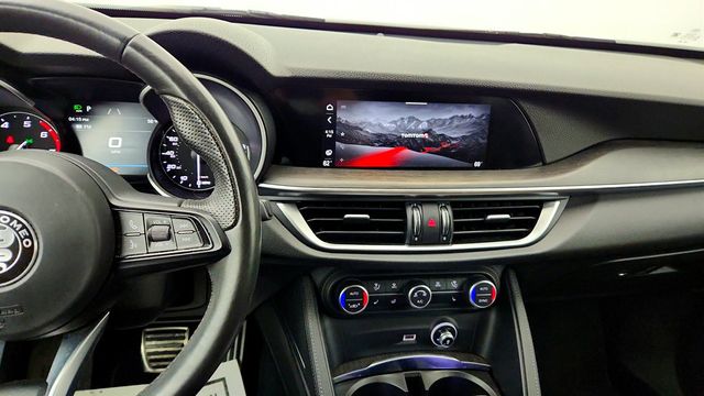 2022 Alfa Romeo Stelvio Ti AWD w/ Gloss Red Calipers & Chocolate Seats - 23030662 - 17