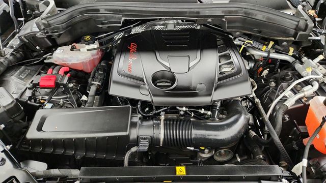 2022 Alfa Romeo Stelvio Ti AWD with Gloss-Red Calipers - 22944963 - 24