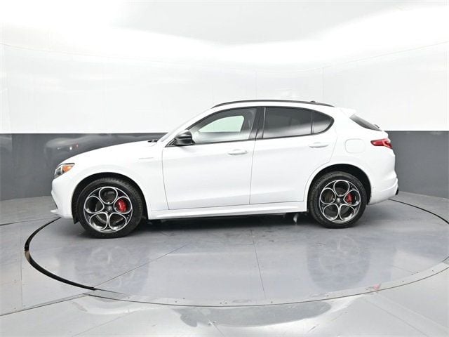 2022 Alfa Romeo Stelvio Ti Sport photo 2
