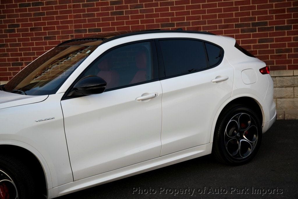 2022 Alfa Romeo Stelvio Ti Sport photo 4