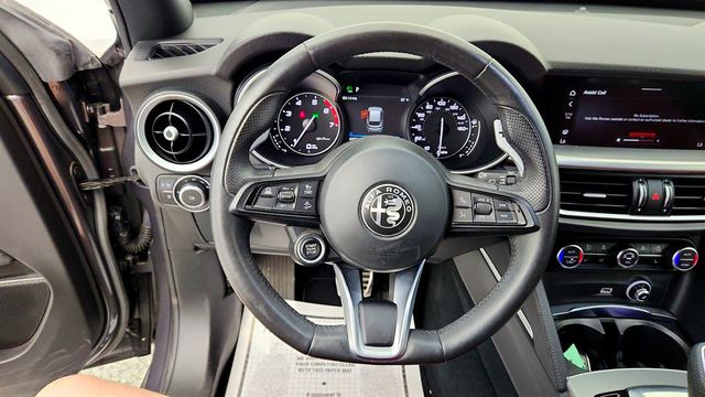 2022 Alfa Romeo Stelvio Veloce AWD w/ 20'' Sport Wheels & Red Leather Sport Seats - 23028898 - 13