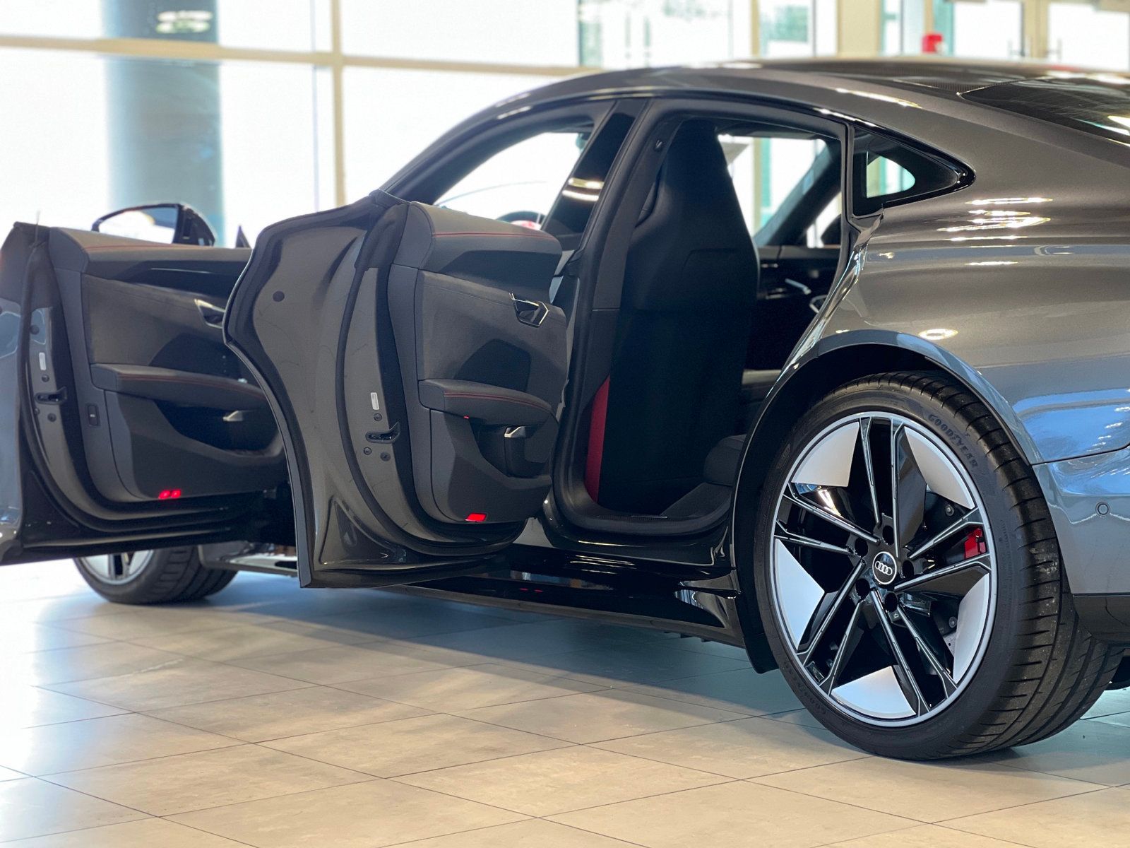 2022 Audi RS e-tron GT Base photo 14