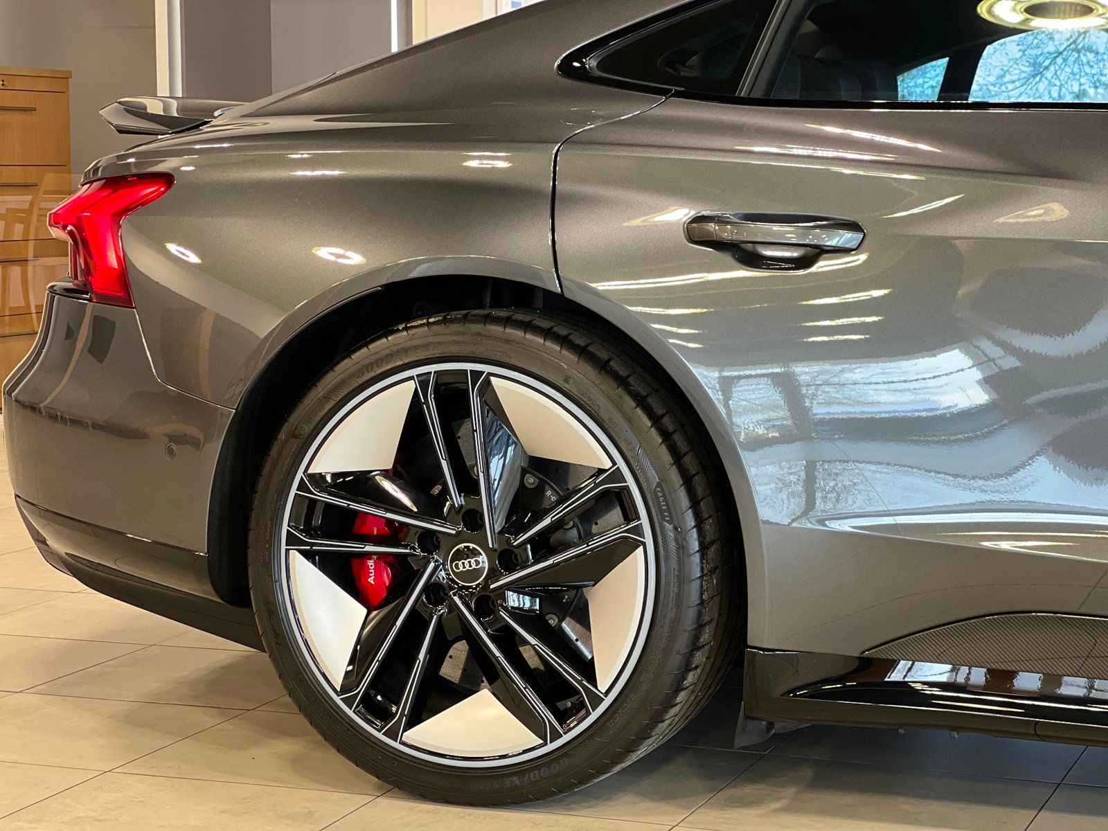 2022 Audi RS e-tron GT Base photo 39
