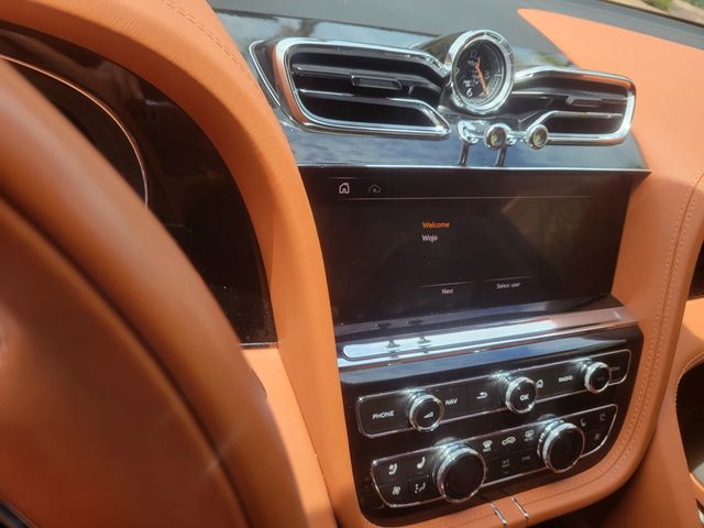 2022 Bentley Bentayga V8 AWD - 23056091 - 18