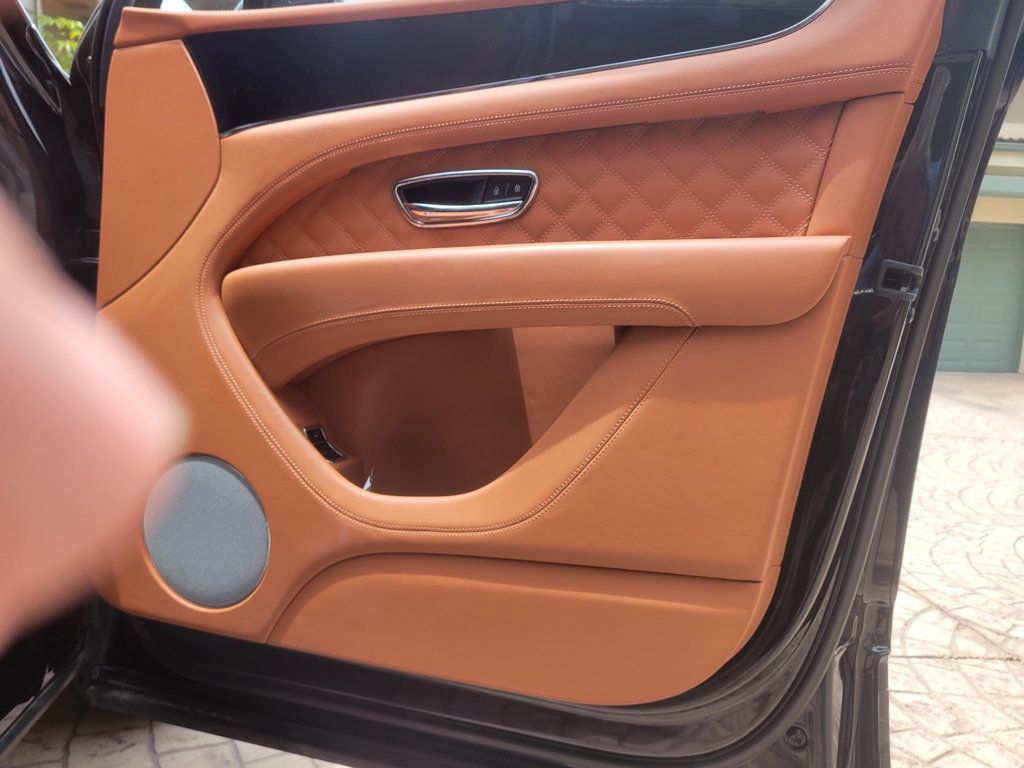 2022 Bentley Bentayga V8 AWD - 23056091 - 23