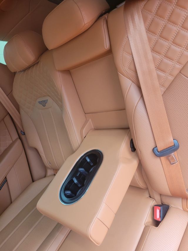 2022 Bentley Bentayga V8 AWD - 23056091 - 33