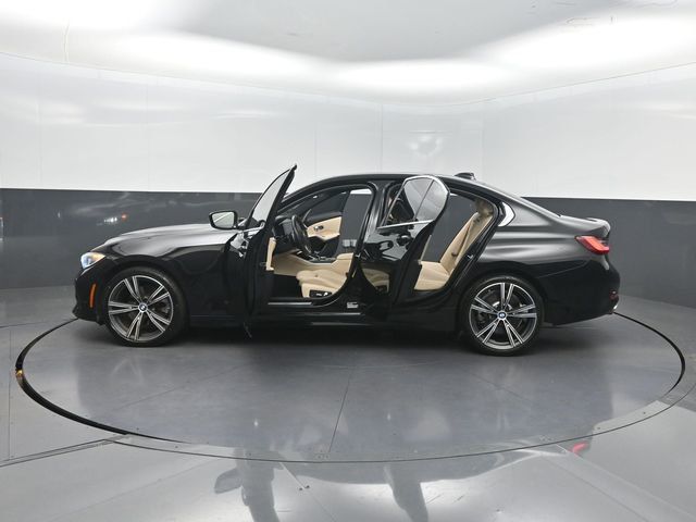 2022 BMW 3 Series 330i Sedan - 23053965 - 32