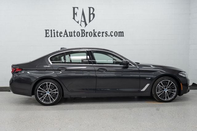 2022 BMW 5 Series 530e xDrive Plug-In Hybrid - 22775008 - 4