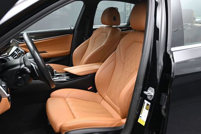 2022 BMW 5 Series 530i Sedan - 23040442 - 4
