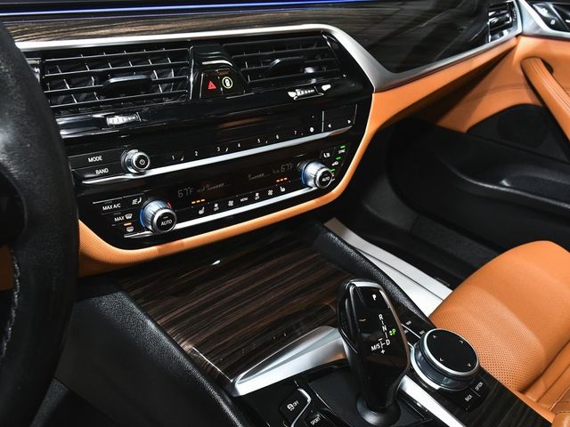 2022 BMW 5 Series 530i xDrive - 22971505 - 39