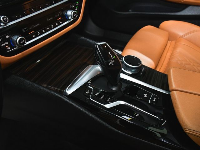 2022 BMW 5 Series 530i xDrive - 22971505 - 40