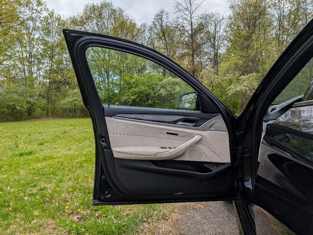2022 BMW 5 Series 530i xDrive Sedan - 23010662 - 9