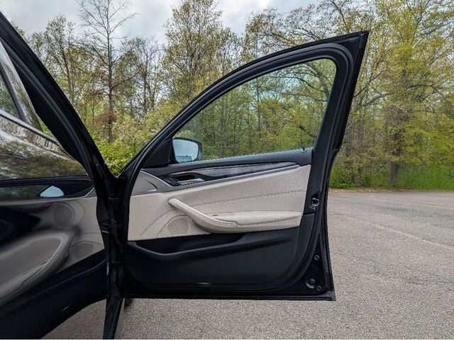 2022 BMW 5 Series 530i xDrive Sedan - 23010662 - 12