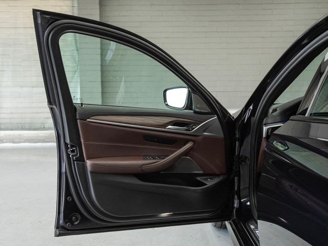 2022 BMW 5 Series M550i xDrive Sedan - 22996118 - 34