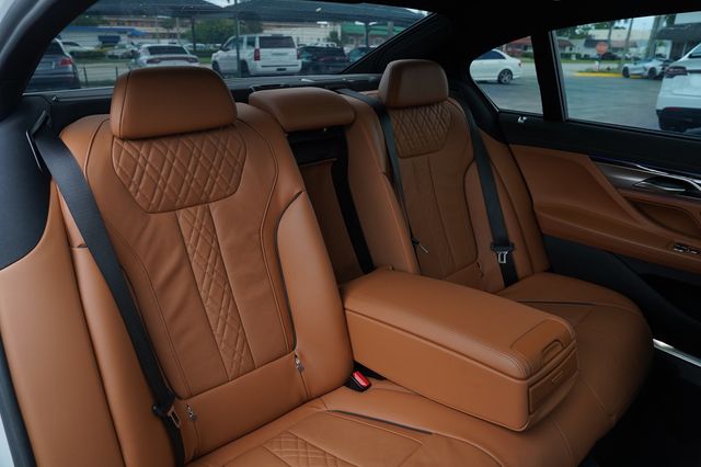 2022 BMW 7 Series 740i M Sport - 23035603 - 16