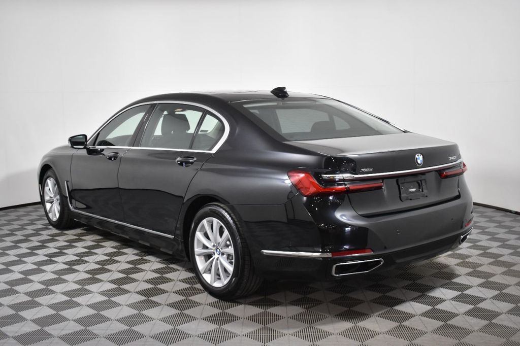 Бмв 740i 2022