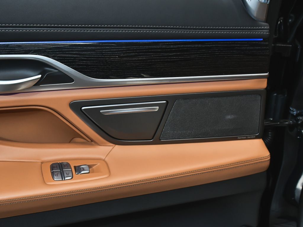 BMW 7 Series photo 14
