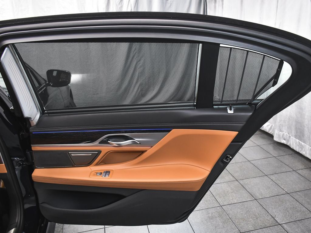 BMW 7 Series photo 17