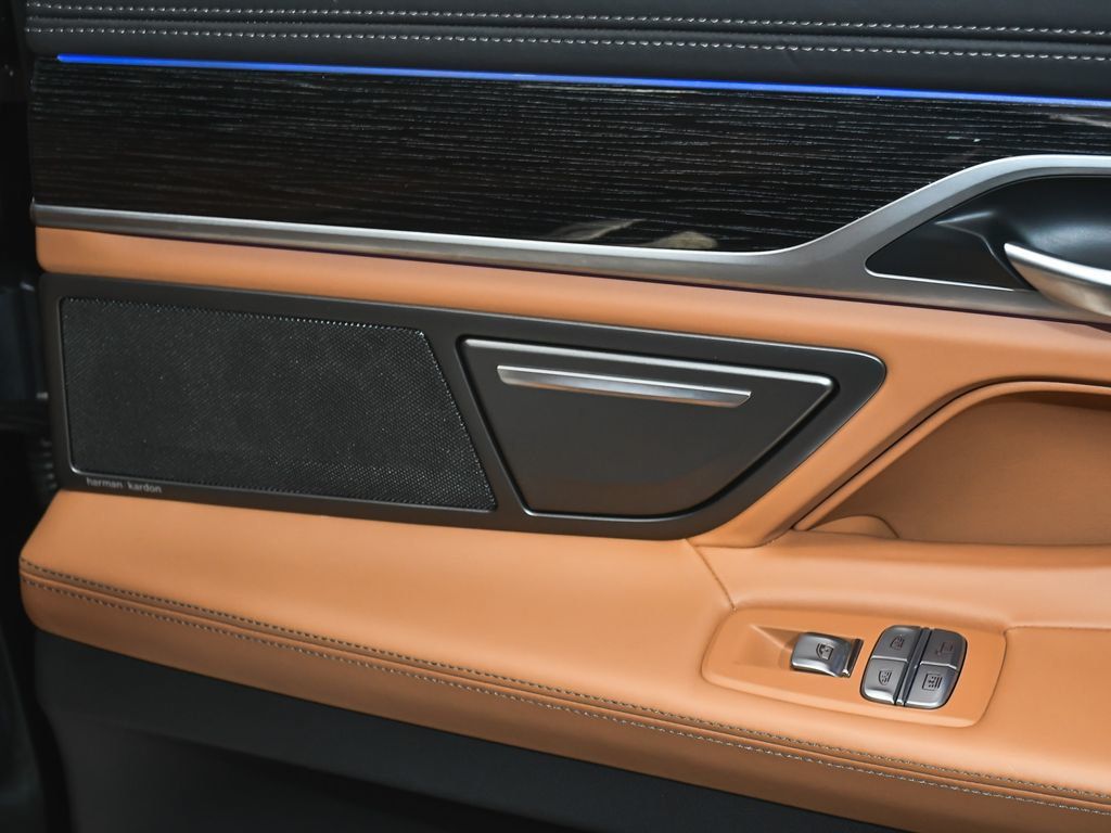 BMW 7 Series photo 18
