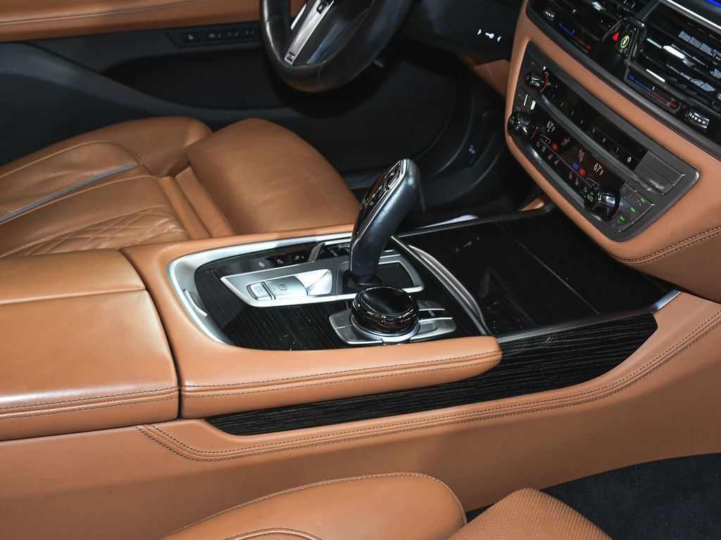 BMW 7 Series photo 75