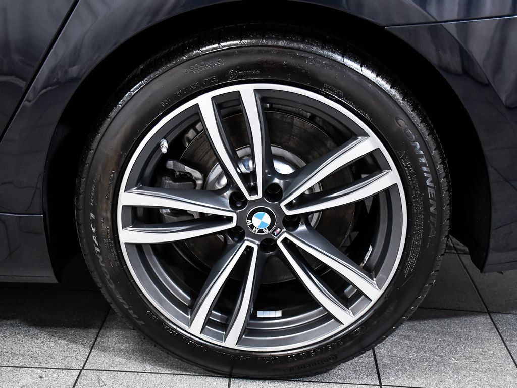 BMW 7 Series photo 8