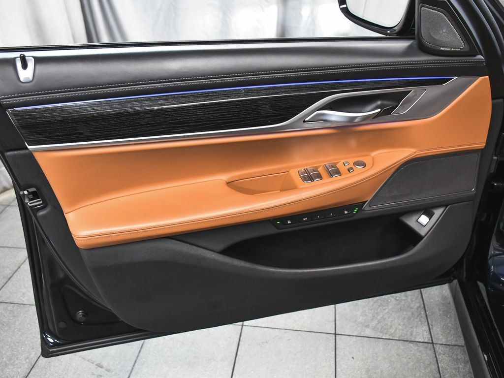 BMW 7 Series photo 9