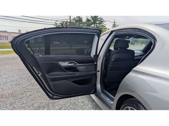 2022 BMW 7 Series 750i xDrive - 22926520 - 9