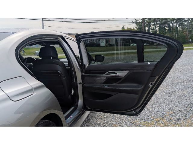2022 BMW 7 Series 750i xDrive - 22926520 - 11