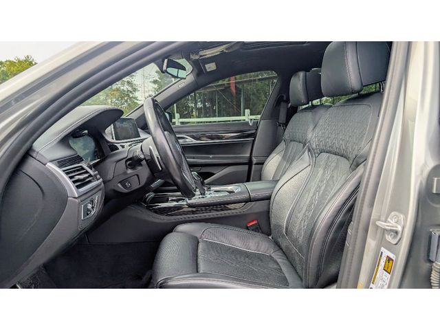 2022 BMW 7 Series 750i xDrive - 22926520 - 13
