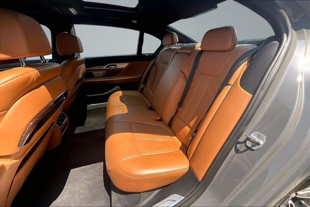 2022 BMW 7 Series 750i xDrive - 23053810 - 16