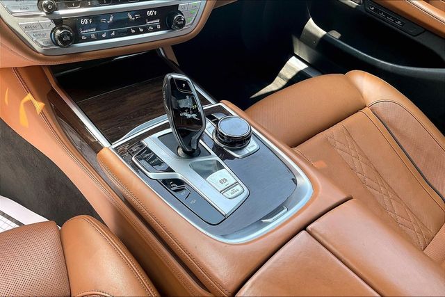 2022 BMW 7 Series 750i xDrive - 23053810 - 32