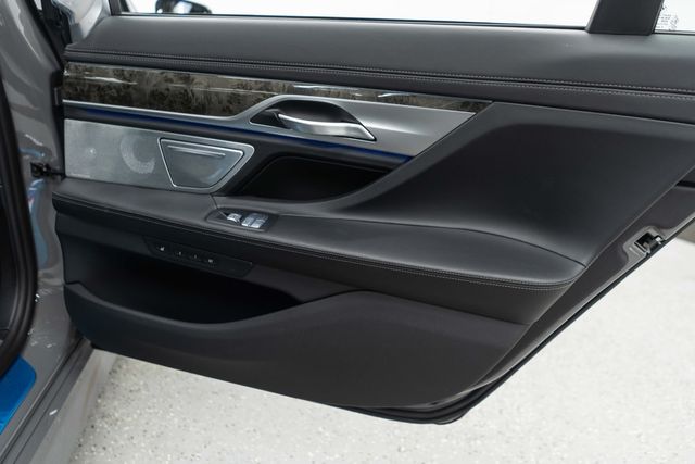2022 BMW 7 Series 750i xDrive - 22929292 - 44
