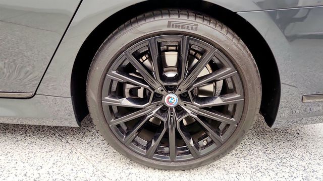 2022 BMW 7 Series 750i xDrive w/ Twin-Turbo V8 Engine & Executive Luxury Features - 22997944 - 8