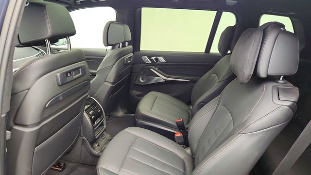 2022 BMW X7 M50i SAV w/ B&W Diamond SS + Executive & Luxury Seating Packages - 22963370 - 18