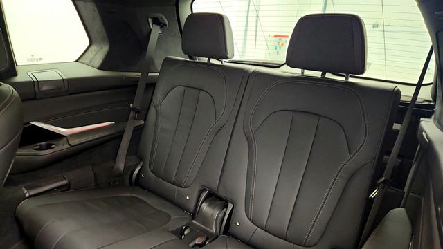 2022 BMW X7 M50i SAV w/ B&W Diamond SS + Executive & Luxury Seating Packages - 22963370 - 19