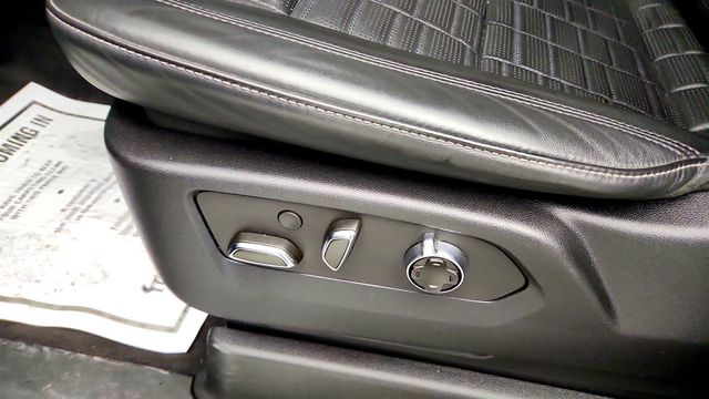 2022 Cadillac Escalade 4WD 4dr Premium Luxury Platinum w/Power-Retractable Assist Steps - 23027437 - 11