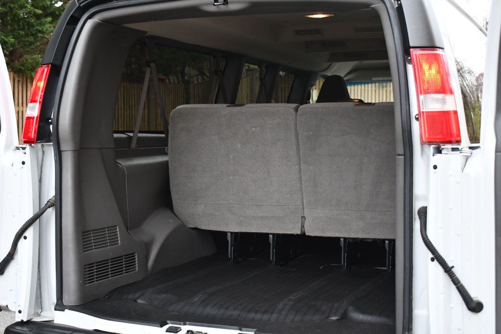 2022 Chevrolet Express Passenger 3500 LS Van photo 11