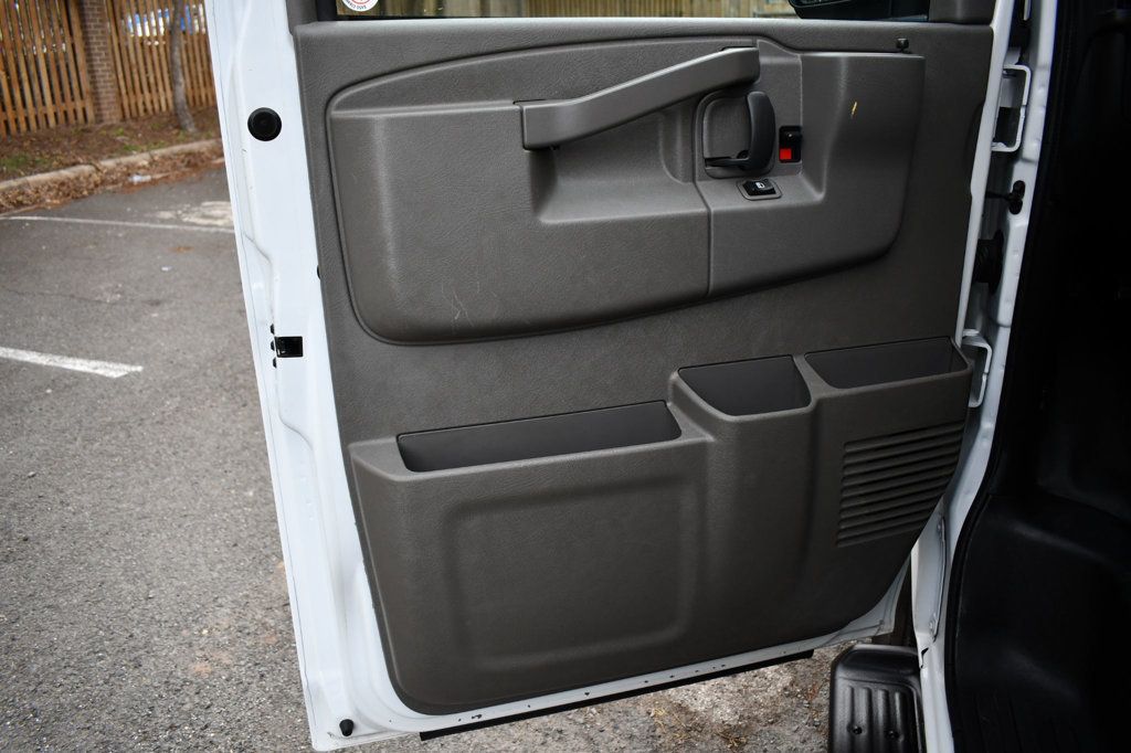 2022 Chevrolet Express Passenger 3500 LS Van photo 19