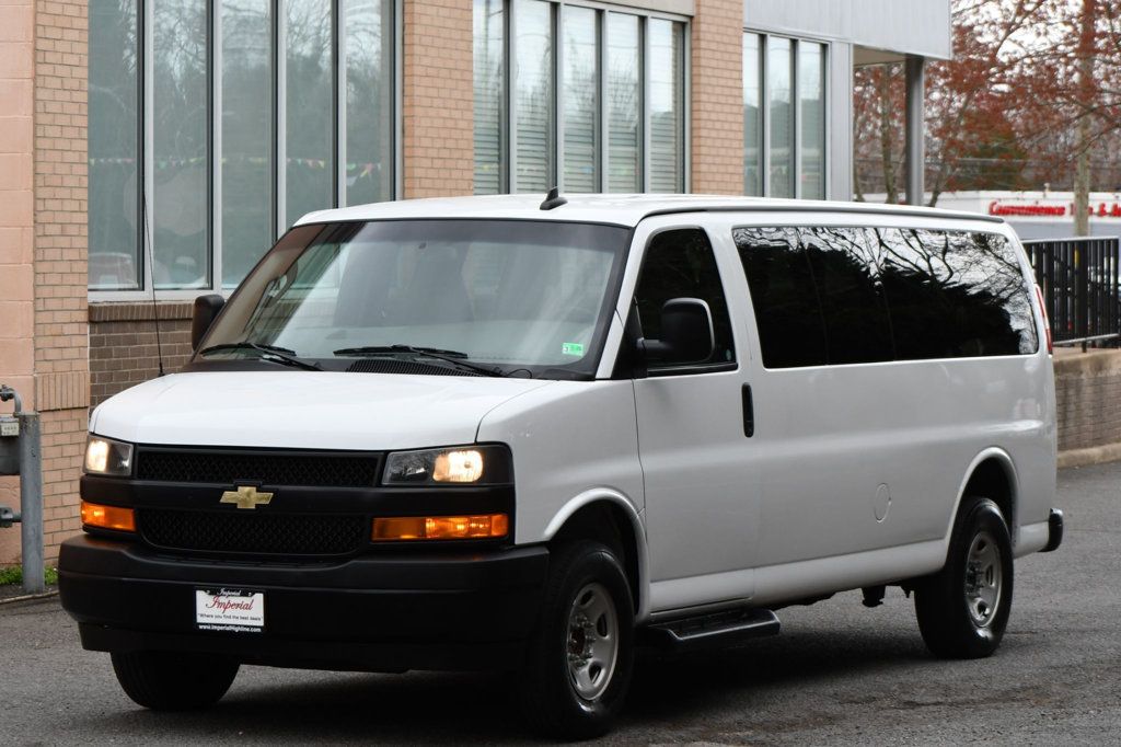 2022 Chevrolet Express Passenger 3500 LS Van photo 3
