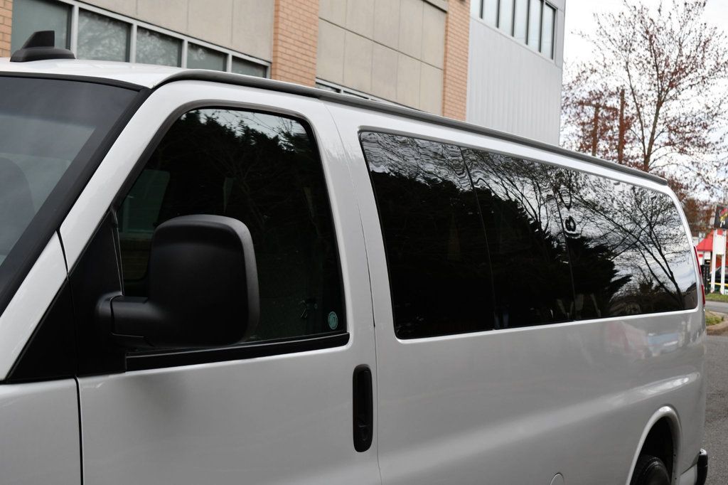 2022 Chevrolet Express Passenger 3500 LS Van photo 6