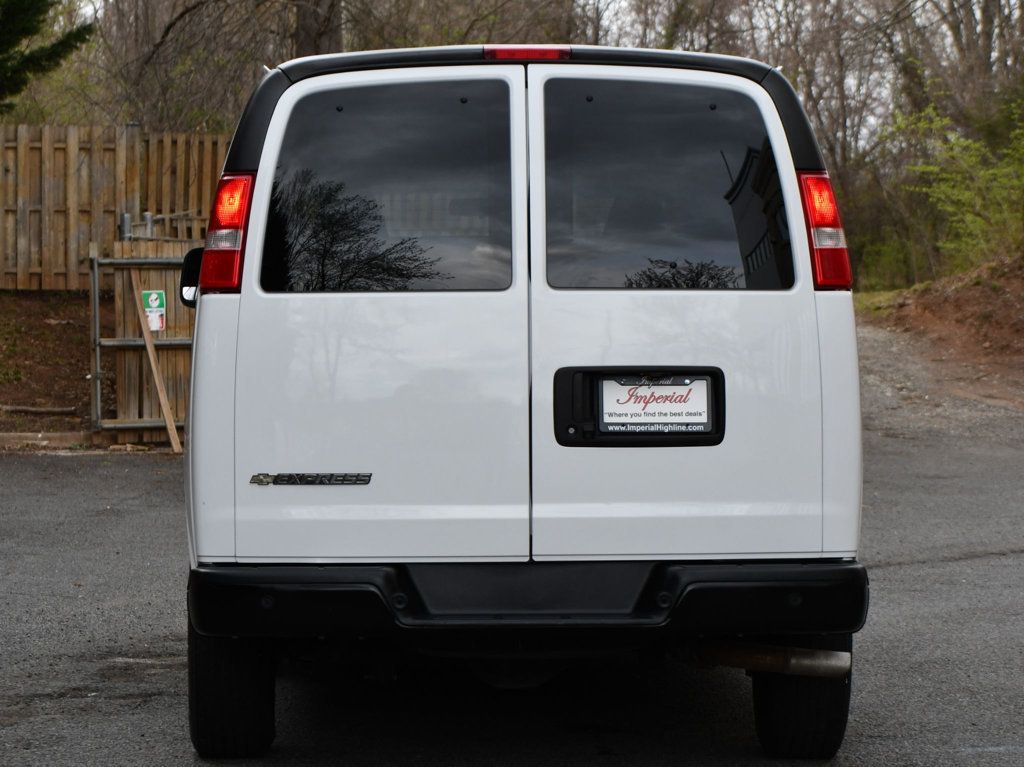 2022 Chevrolet Express Passenger 3500 LS Van photo 9