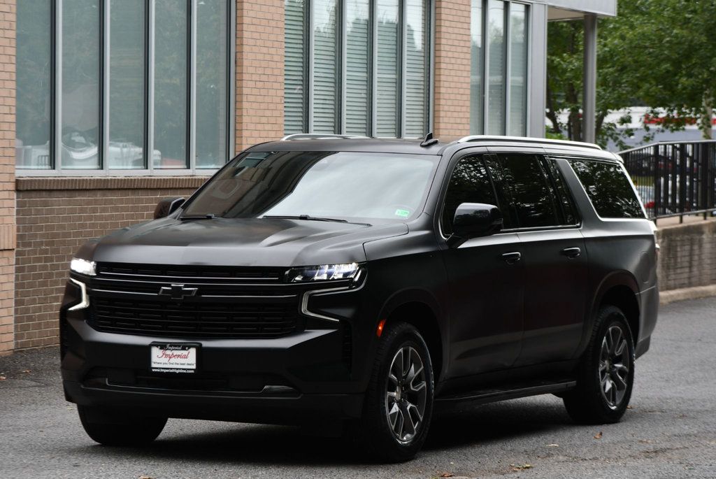 2022 Chevrolet Suburban LT photo 3