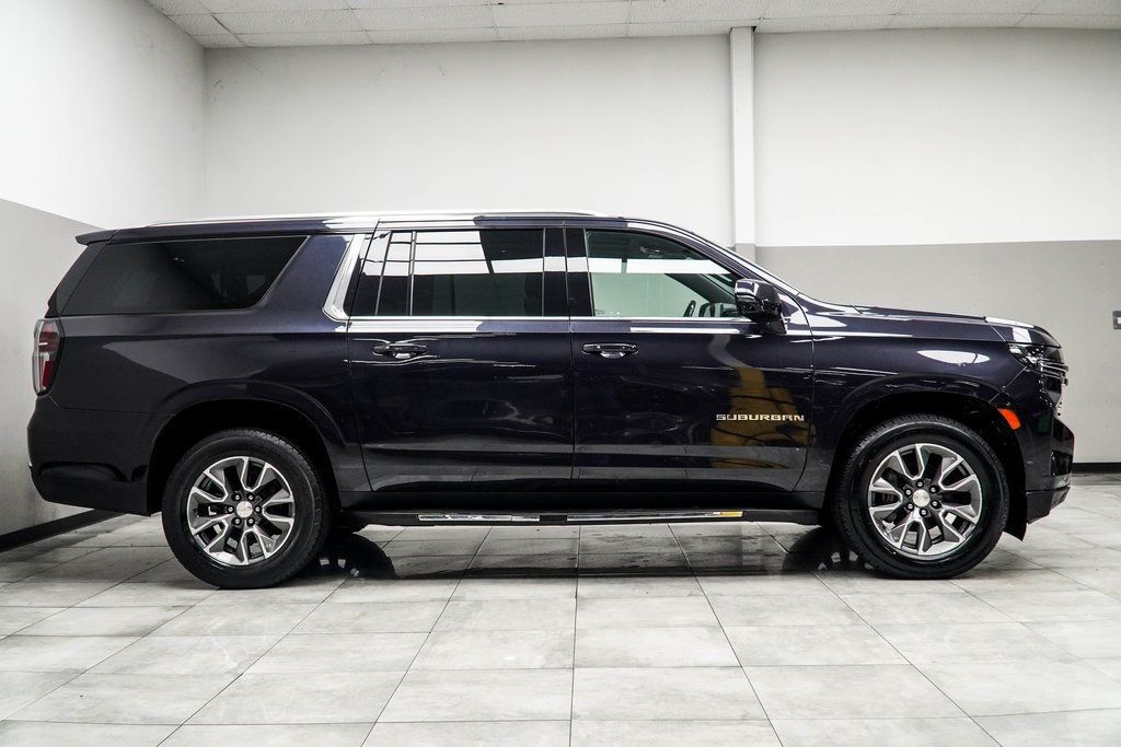 2022 Chevrolet Suburban LT photo 2