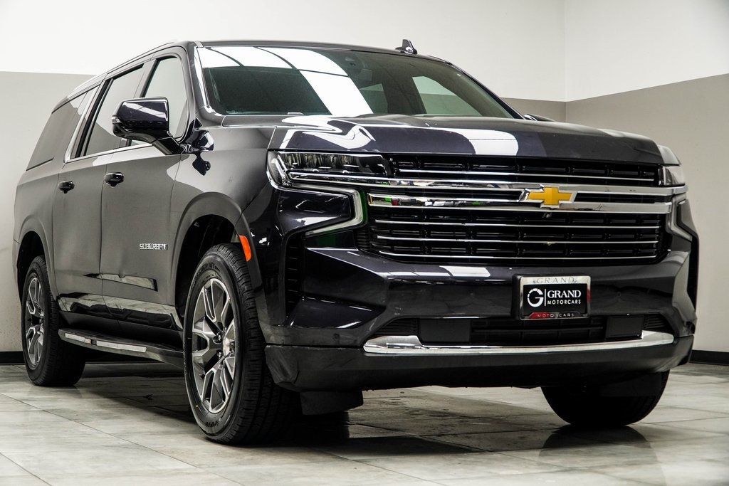 2022 Chevrolet Suburban LT photo 3