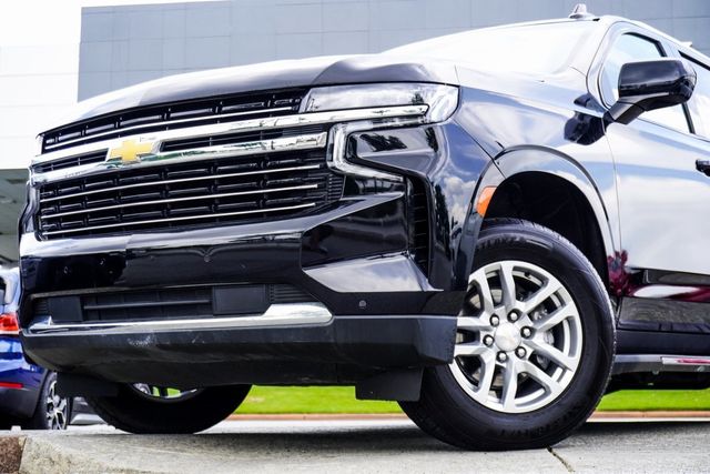 2022 Chevrolet Suburban LT photo 2